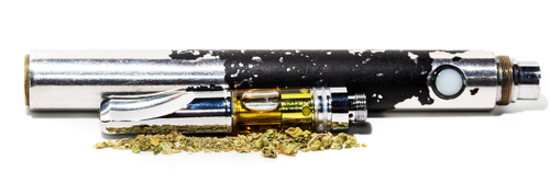 Come si assume l'olio CBD Quando si tratta di assumere l'olio CBD ossia quello non psicoattivo ed estratto dalla pianta di canapa c’è davvero l'imbarazzo della scelta; infatti, da tinture e topici a frullati e miscele di caffè, c'è un'incredibile quantità di opzioni disponibili per cui sapere dove cominciare può risultare difficile. A tale proposito, ecco una guida all'olio CBD e alle varie modalità per assumerlo al meglio. Assumere l'olio CBD a gocce Sebbene ci siano molti modi per assumere l'olio CBD, il quantitativo è anch’esso importante e dipende dalla forza dell'olio stesso. Un quantitativo di circa 250 mg di olio di canapa https://www.justmary.fun/ è in tal senso un ottimo punto di partenza; infatti, basta mettere cinque gocce di olio sotto la lingua e tenerle ferme per circa un minuto e con una frequenza tre volte al giorno. Tuttavia si può anche optare per l’inserimento delle gocce in un frullato, un succo o anche nella tazza mattutina di latte o caffè. Un’alternativa al suddetto metodo di assunzione è quello di spruzzarlo puro al 100% direttamente in bocca, lasciandolo agire anche in questo caso per poco più di un minuto prima di deglutirlo. Indipendentemente dalla modalità di assunzione scelta, è importante aggiungere che l'olio CBD influisce positivamente sul corpo; infatti, molte persone scoprono che li fa sentire pieni di energia, svegli e lucidi al mattino o gli fornisce vitalità nelle ore pomeridiane. La sera invece si rivela ideale prima di andare a dormire oppure per contrastare l’insonnia. Ingerire l’olio CBD in capsule o come condimento L'olio CBD è disponibile anche in forma di capsule, e ciò può essere una buona opzione per le persone che vogliono mantenerne una quantità costante nel corpo. Tuttavia, quando il CBD viene ingerito passa attraverso il tratto digestivo, il che significa che potrebbe richiedere almeno una mezz’ora prima di sortire qualsiasi effetto. Anche aggiungendo delle gocce nella cucina quotidiana possono fornire alcuni benefici per la salute e senza troppi sforzi. Per fare un esempio, l’olio CBD può essere sfruttato come condimento per l'insalata insieme a tre o quattro cucchiai di olio d'oliva, e al succo di mezzo limone, sale e pepe. Utilizzare l’olio CBD in un vaporizzatore Oggi uno dei metodi più diffusi per assumere l’olio CBD è quello di vaporizzarlo utilizzando appositi dispositivi noti come penne. Il lato positivo di questa modalità di consumo consiste nel fatto che con l’inalazione entra rapidamente nel flusso sanguigno. Tuttavia, è importante notare che la sicurezza a lungo termine dello svapo sui polmoni è ancora sconosciuta, per cui è opportuno considerarne i rischi alla pari del fumo di sigarette. Infine è importante aggiungere che sugli store online e nei punti vendita delle varie città, è possibile acquistare l’olio di canapa per lo svapo arricchito di tante altre sostanze ed in particolare di fragranze. Grazie a ciò chi ha optato per questa modalità come alternativa al fumo di sigarette ha davvero l’opportunità di sperimentare i vari estratti, e poi magari soffermarsi su quello che ritiene maggiormente soddisfacente per gusto, aroma e percentuale di CBD contenuta. Infine va detto che come alternativa allo svapo, è possibile anche provare l’olio CBD in biscotti, caramelle gommose e persino sotto forma di balsamo da utilizzare per via topica e miscelandolo ad olio di cocco oppure a cera d'api al 100% pura.